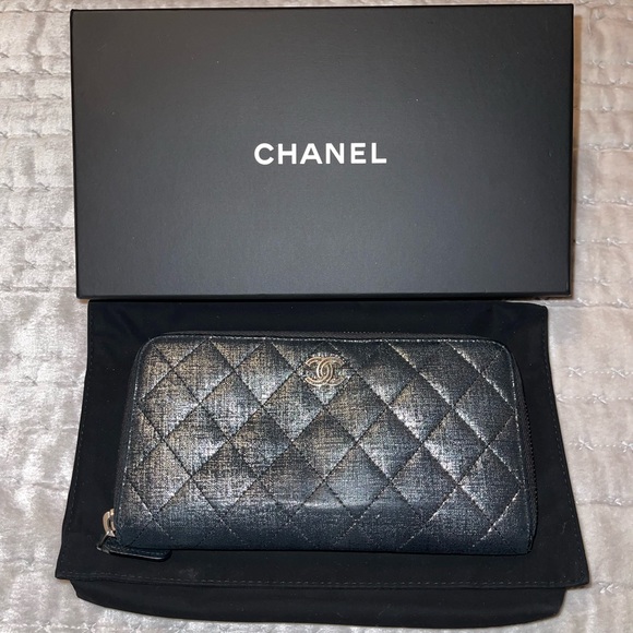 Pre-love Chanel wallet great condition has some wear look at video n pictures. - Picture 3 of 13